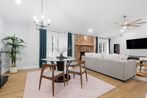 Signature House, 4 Bedrooms, Non Smoking, Patio | In-room dining