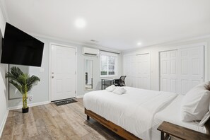 Signature House, 4 Bedrooms, Non Smoking, Patio | Individually decorated, individually furnished, desk, laptop workspace