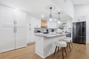 Casa Prestigio, 4 habitaciones, para no fumadores, patio | Cocina privada | Refrigerador, microondas, horno y parrilla de estufa 