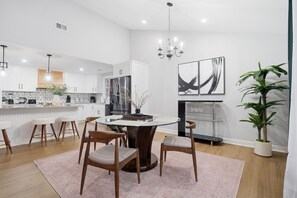 Maison Signature, 4 chambres, non-fumeur, patio | Restauration dans la chambre