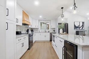 Signature House, 4 Bedrooms, Non Smoking, Patio | Private kitchen | Fridge, microwave, oven, stovetop