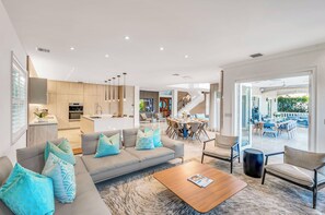 Smart TV, books - Waterfront | Heated Pool | Canal View & Access | Paloma Key | VlLLAS (Fort Lauderdale)