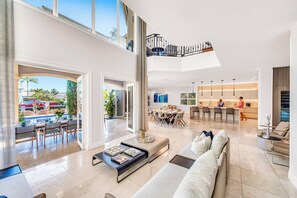 Smart TV, books - Waterfront | Heated Pool | Canal View & Access | Paloma Key | VlLLAS (Fort Lauderdale)