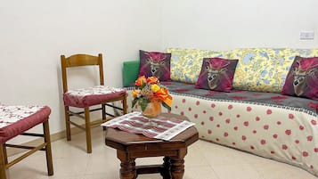 Apartemen, 1 kamar tidur, pemandangan halaman | Area keluarga | TV layar datar