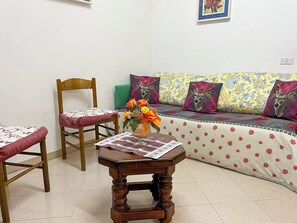 Apartemen, 1 kamar tidur, pemandangan halaman | Area keluarga | TV layar datar