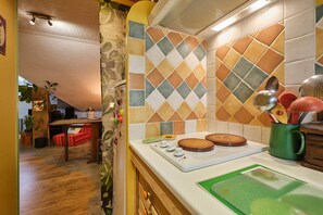 Een koelkast, een microgolfoven, een oven, een kookplaat