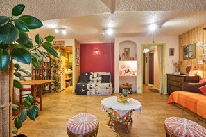 Televisie, een dvd-speler en een stereo