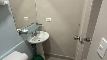 Classic Single Room | Bathroom