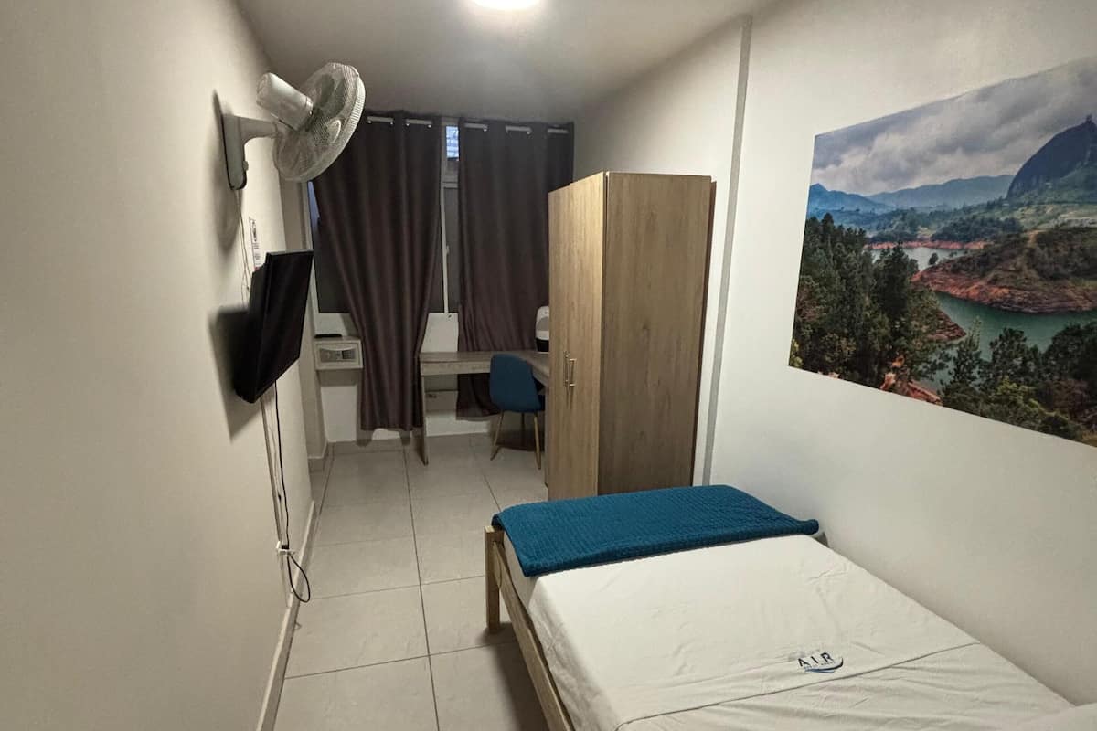 خزنة داخل الغرفة ومكواة/لوح كي وواي فاي مجانًا