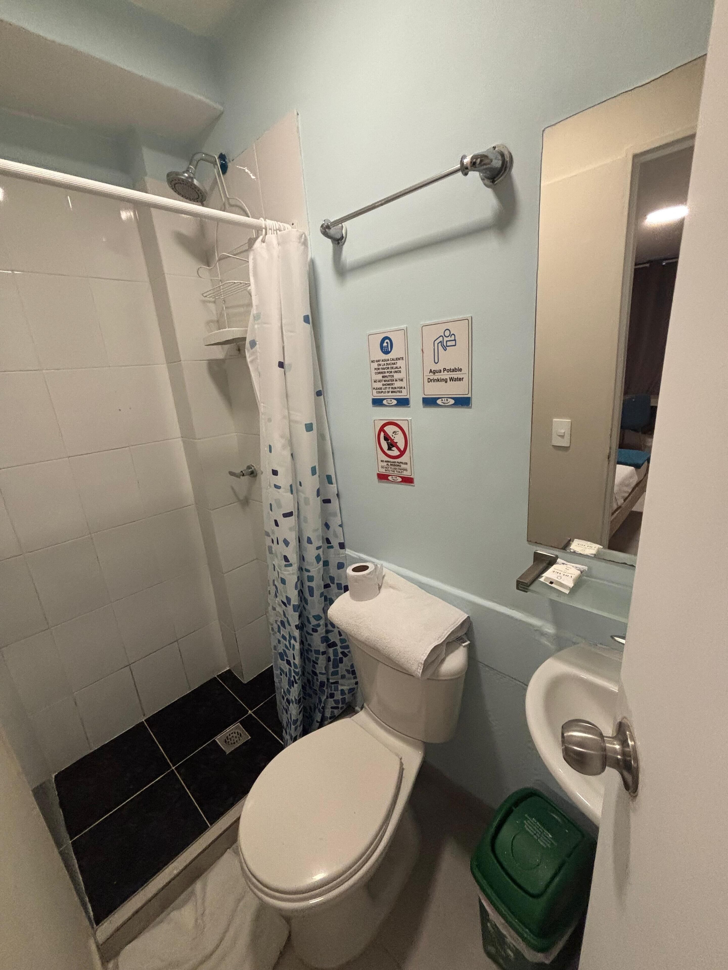 Quarto solteiro clássico | Banheiro