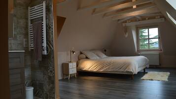 Desk, iron/ironing board, free WiFi, bed sheets