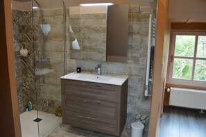 Douche, séchoir à cheveux, bidet, serviettes fournies