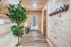 Interior - NEW Log Cabin w Hot Tub, Cold Plunge, Game room (Shenandoah)