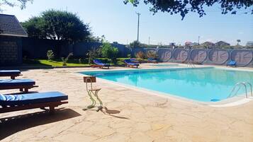 Una piscina al aire libre