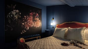 Een strijkplank/strijkijzer, internet, beddengoed