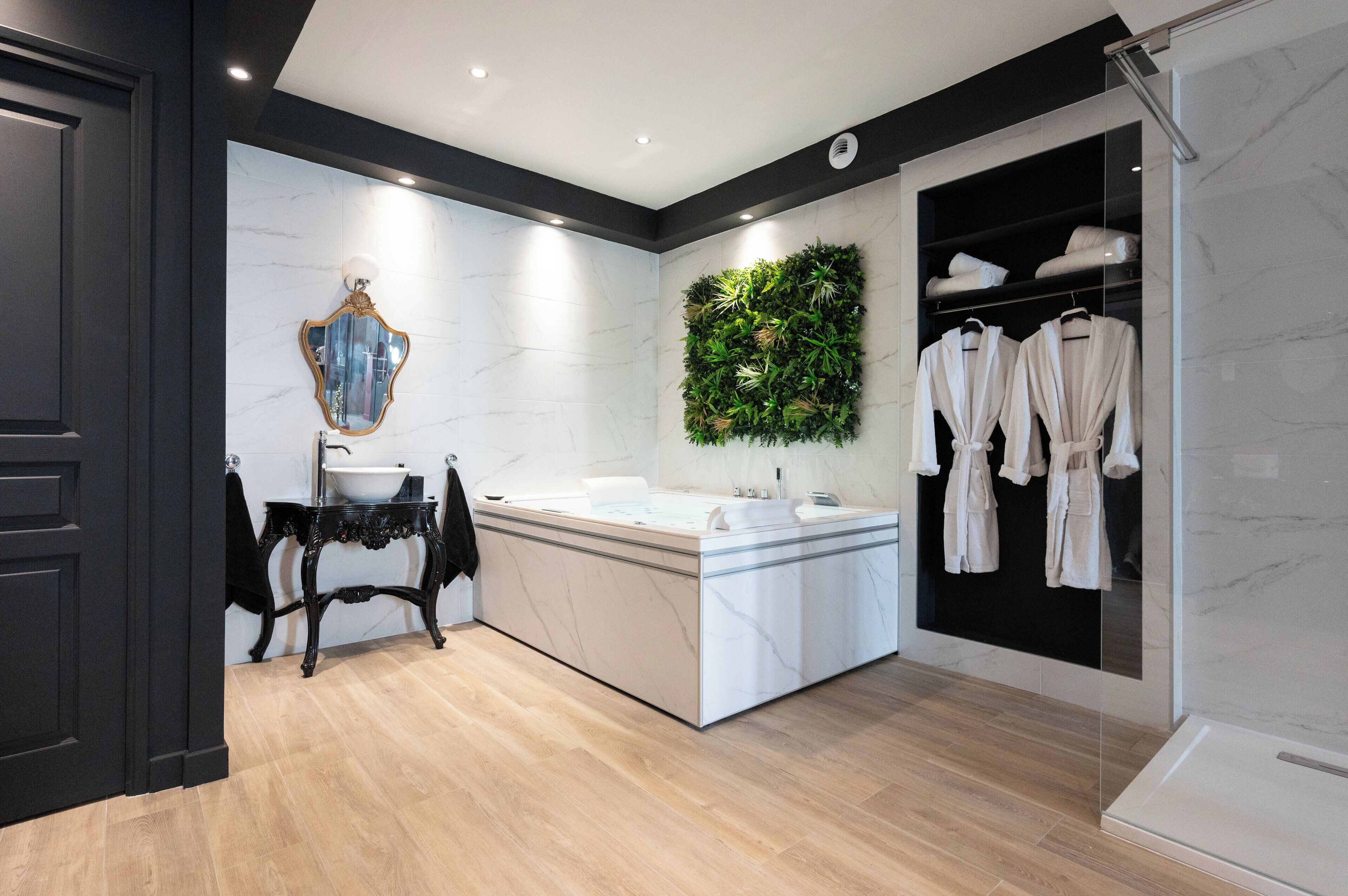 Ducha, bañera de hidromasaje, secador de pelo, toallas