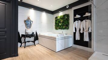 Ducha, bañera de hidromasaje, secador de pelo, toallas