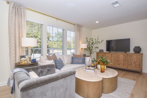 New! Shug's Station, 2 BR, 2BA condo close to Auburn University, sleeps 4!