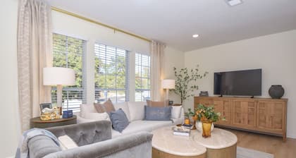 New! Shug's Station, 2 BR, 2BA condo close to Auburn University, sleeps 4!