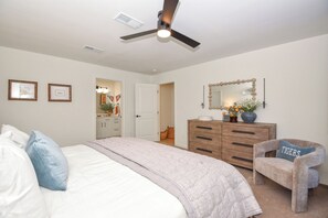 Fer et planche à repasser, lit parapluie, Wi-Fi, draps fournis