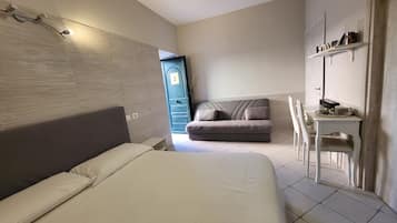 Chambre Double Deluxe, patio, vue cour intérieure | Chambres insonorisées, fer et planche à repasser, Wi-Fi gratuit