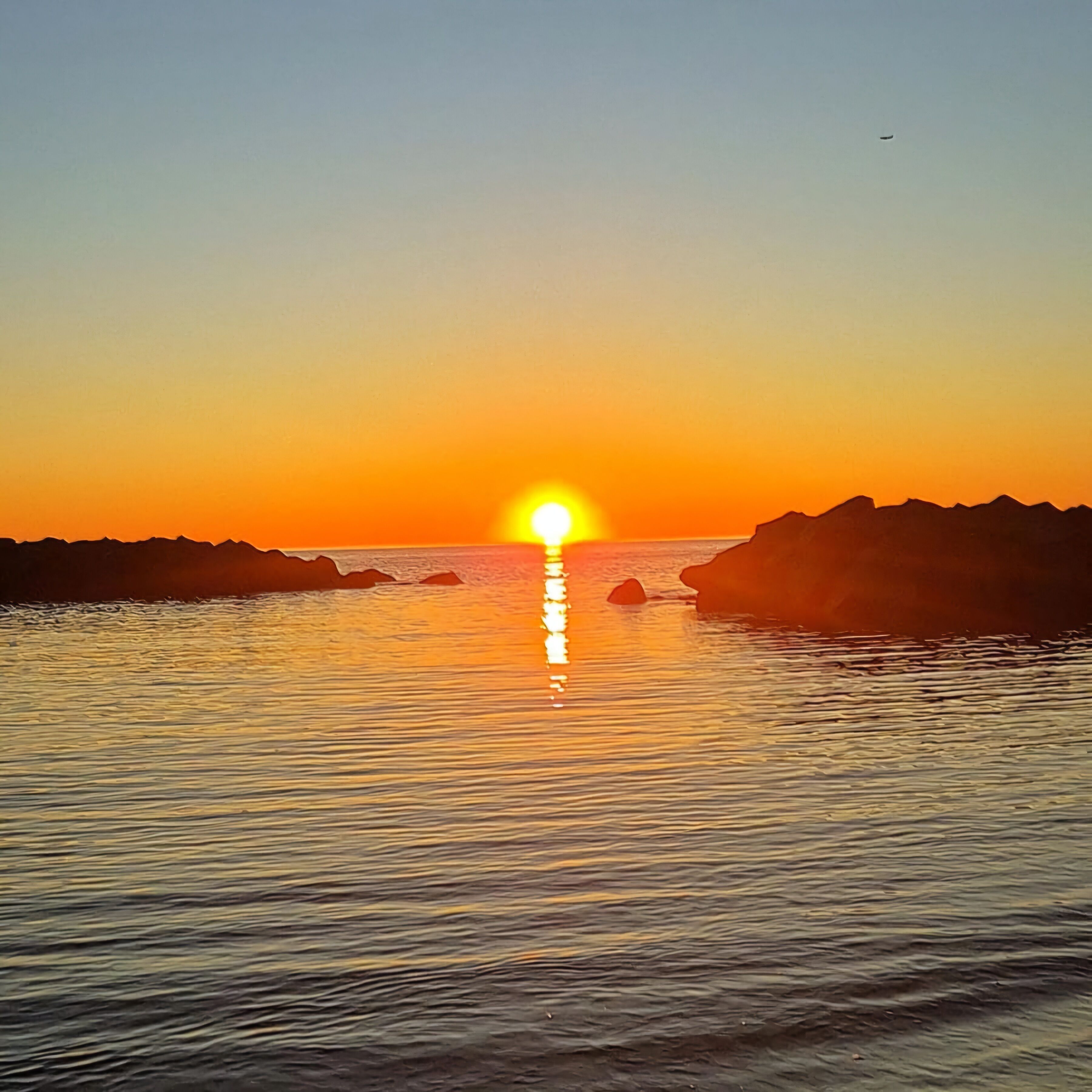 Plage, chaises longues, parasols, serviettes de plage