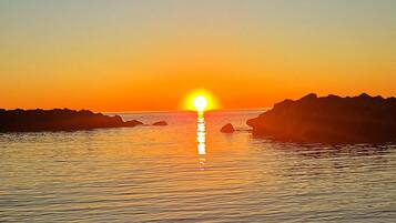 Plage, chaises longues, parasols, serviettes de plage