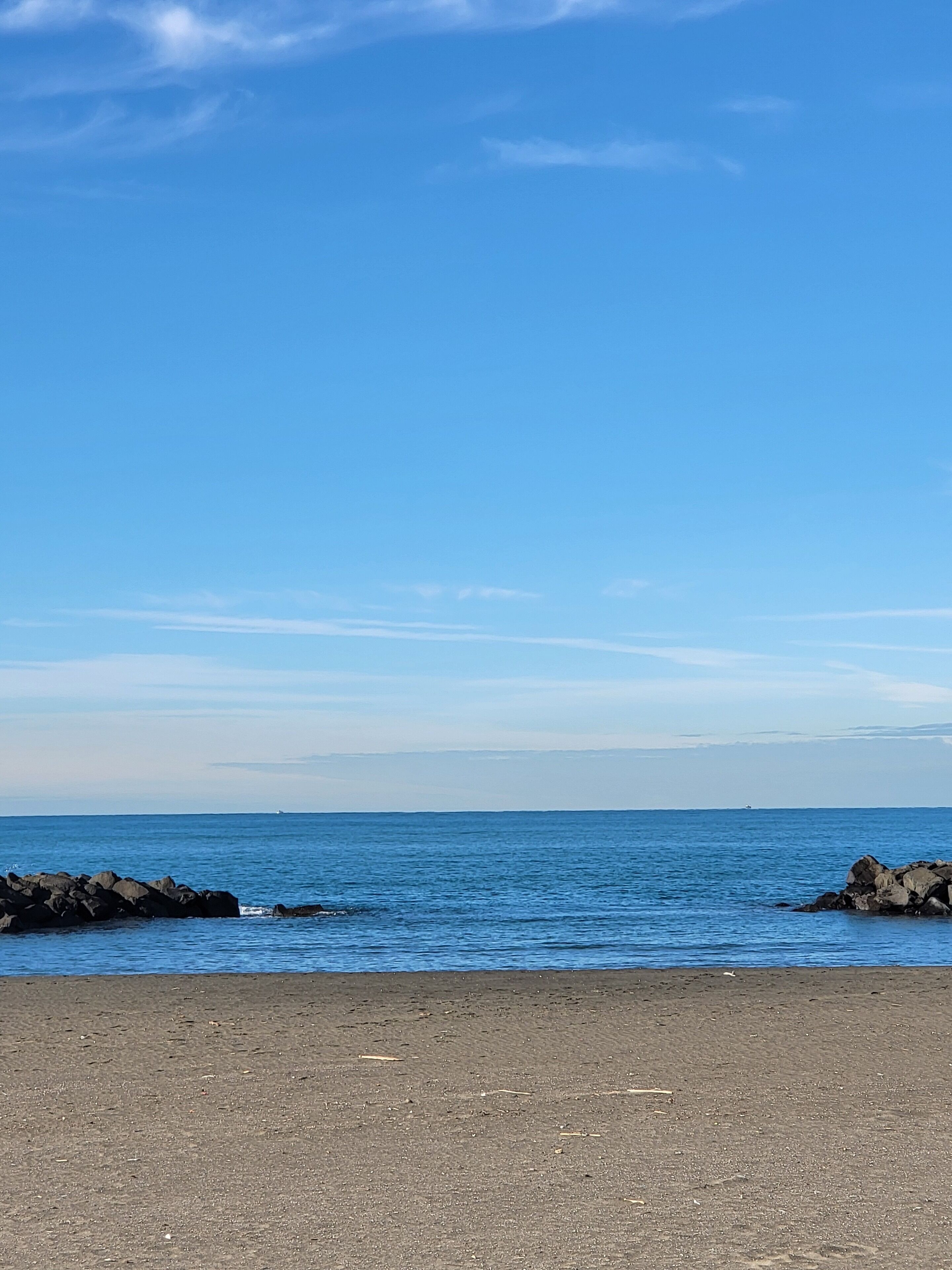 在海滩、沙滩椅、海滩遮阳伞、沙滩毛巾