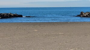A beach with a clear sky and calm sea. - ALBACHIARA GUEST HOUSE (Fiumicino)