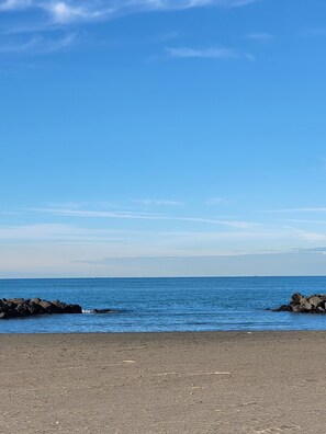 On the beach, sun loungers, beach umbrellas, beach towels - ALBACHIARA GUEST HOUSE (Fiumicino)