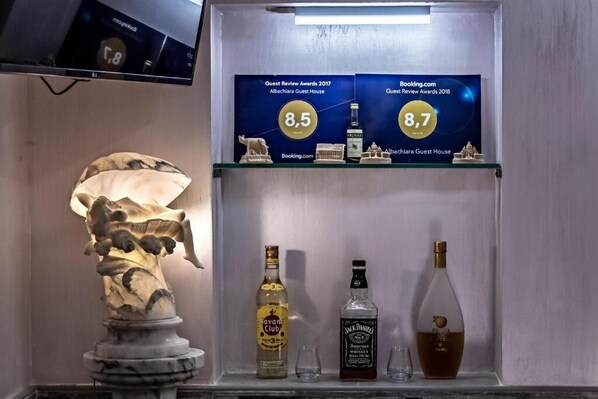 Une sculpture en marbre, une bouteille de rhum Havana Club et une bouteille de whisky Jack Daniel's sont exposées.