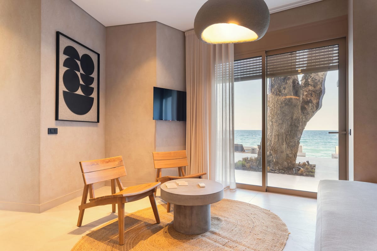 King Suite with 2 Bedrooms and Sea View | 迷你吧、房內夾萬、書桌、手提電腦工作空間