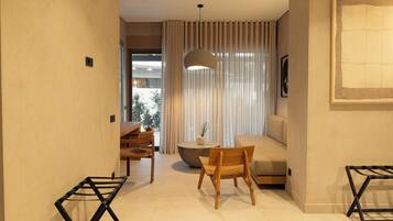 Standard Suite, 1 King Bed, Courtyard View | Living area