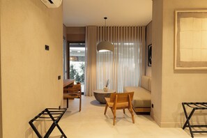 Suite estándar, 1 cama de matrimonio grande, vistas al patio | Zona de estar