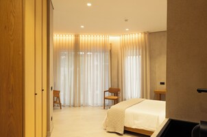 Minibar, caja de seguridad en la habitación y escritorio 