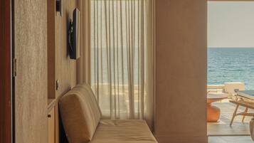 Deluxe Suite, Sea View | Living area