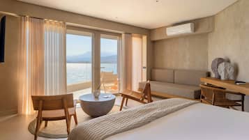 Superior Suite, Sea View | Bar mini, peti besi dalam bilik, meja, ruang kerja komputer riba