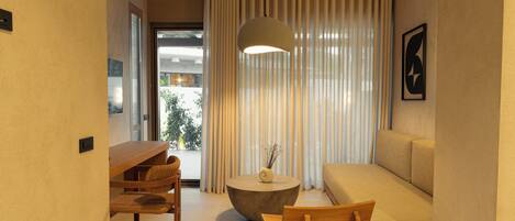 Suite estándar, 1 cama de matrimonio grande, vistas al patio | Zona de estar