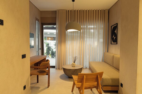 Standard Suite, 1 King Bed, Courtyard View | Living area