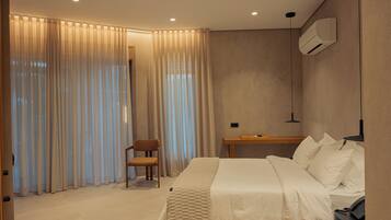 Suite de lujo, vista al patio | Caja de seguridad en la habitación y escritorio