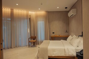 Suite de lujo, vista al patio | Caja de seguridad en la habitación y escritorio 