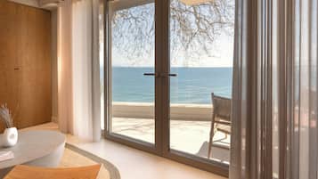 Superior Suite, Sea View | Bar mini, peti besi dalam bilik, meja, ruang kerja komputer riba