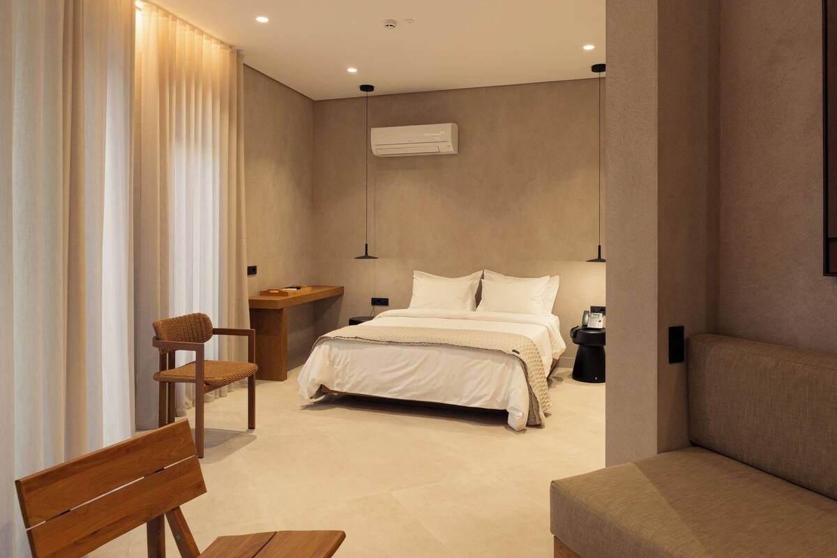 Suite de lujo, vista al patio | Caja de seguridad en la habitación y escritorio