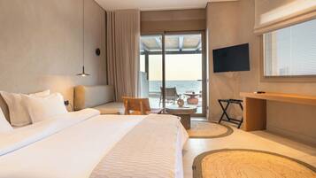 Suite Deluxe, vista al mar | Minibar, caja de seguridad en la habitación y escritorio