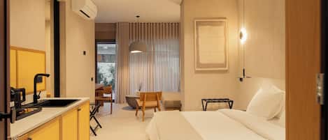 Standard-sviitti, 1 suuri parisänky, näköala pihalle | Minibaari, tallelokero huoneessa, työpöytä