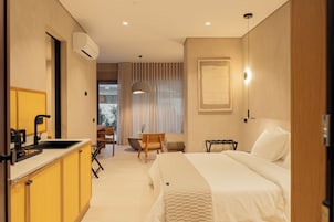 Suíte standard, 1 cama King, vista para o pátio | Frigobar, cofres nos quartos, escrivaninha