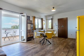 Interior - 'Vintage Village - 70s Style' Apartment with Mountain View, Wi-Fi and Air Conditioning (Alghero)