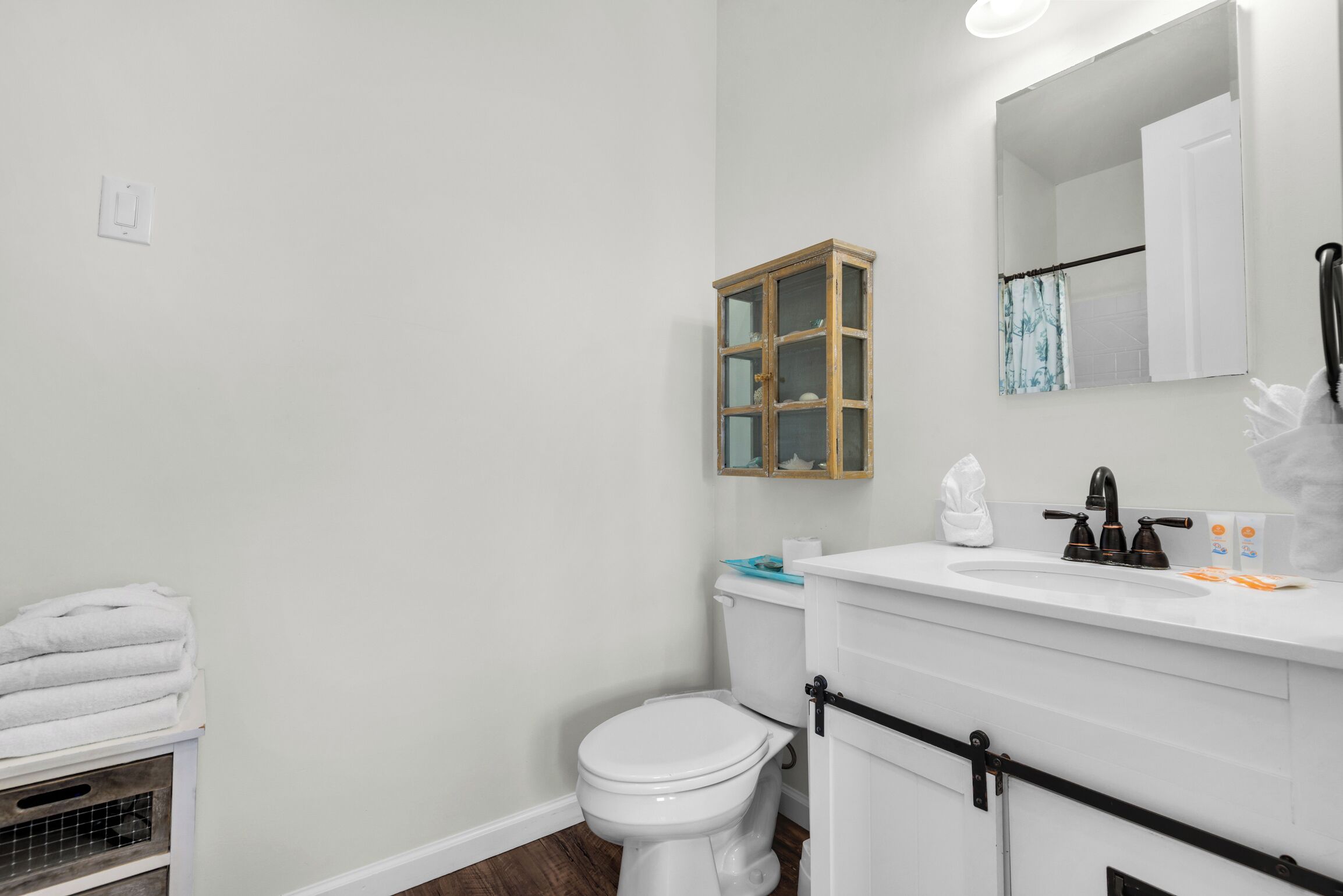 Een badkamer met toilet, wastafel en kast.