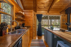 Fridge, microwave, stovetop, dishwasher - New! Pet Friendly Couple's Retreat w/ Hot Tub (Horse Shoe)