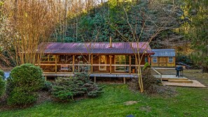 Exterior - New! Pet Friendly Couple's Retreat w/ Hot Tub (Horse Shoe)